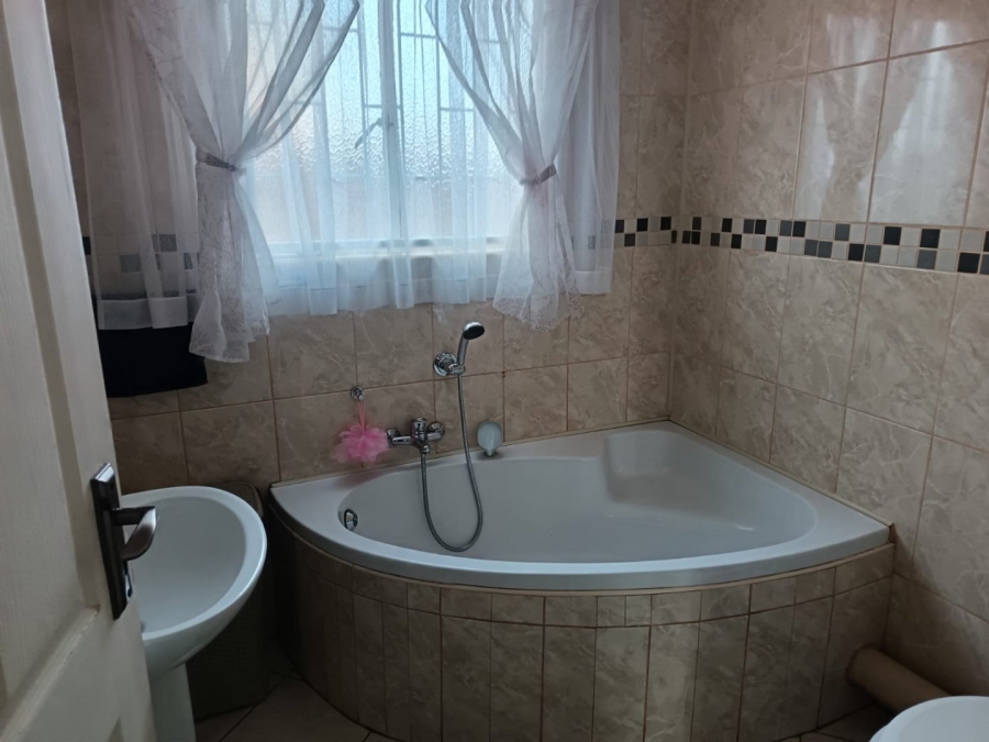 4 Bedroom Property for Sale in Carters Glen Northern Cape